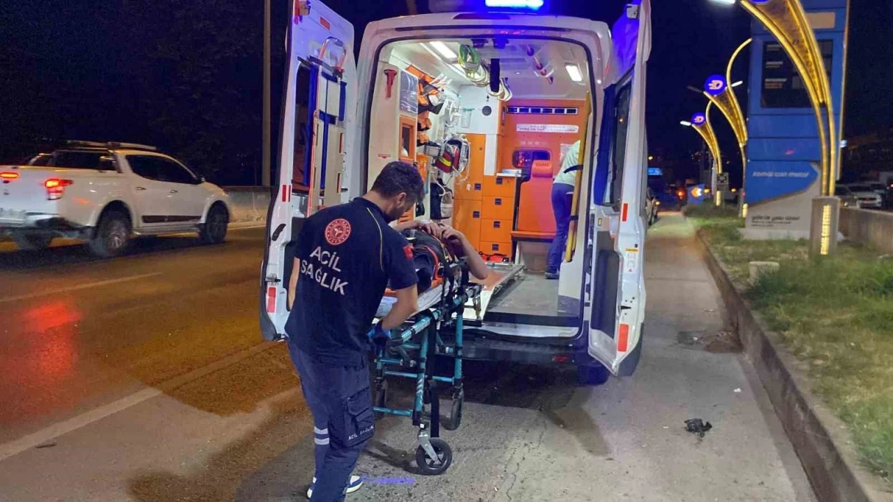 Akaryakıt istasyonuna dalan otomobil takla attı: 1’i ağır 2 yaralı
