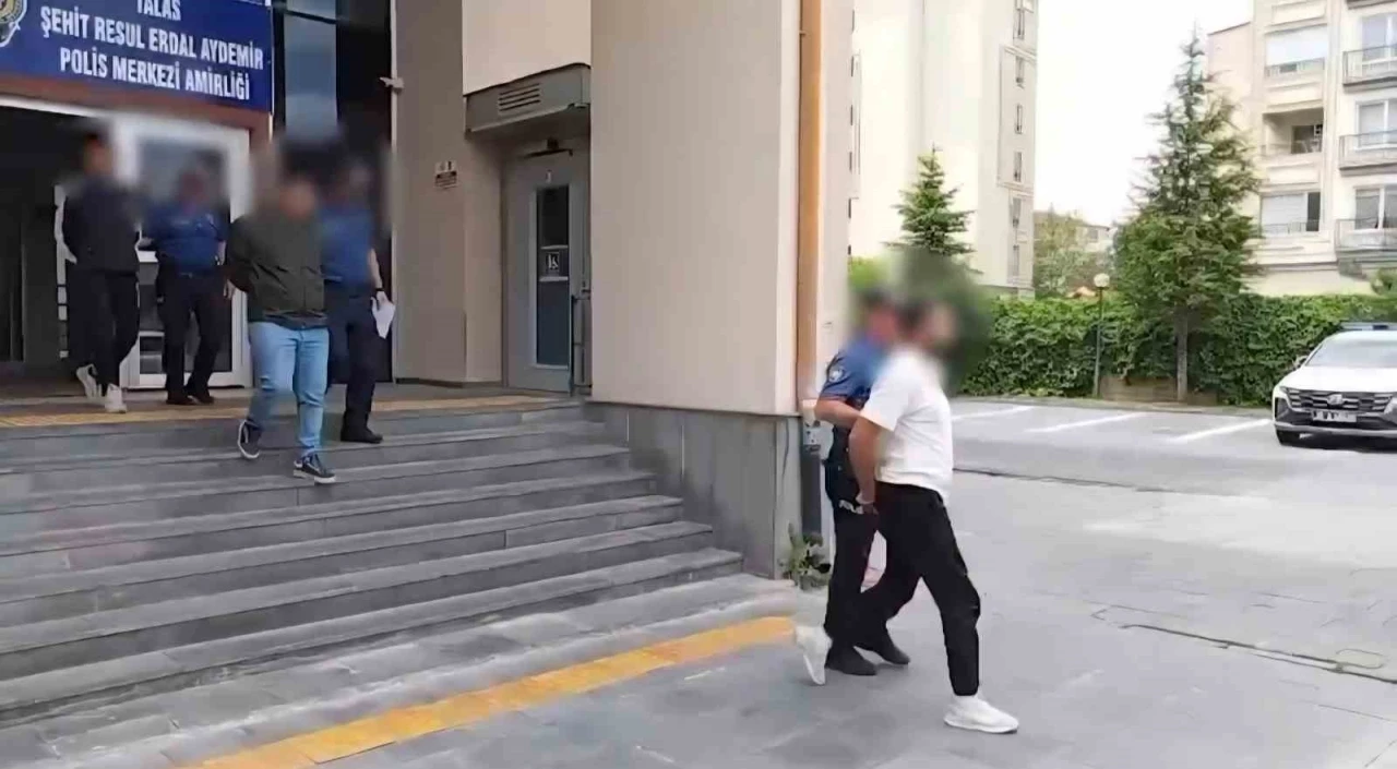 Akaryakıt istasyonundaki görevliyi döverek hastanelik eden 3 şüpheli tutuklandı
