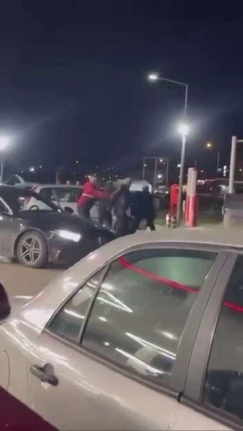 Akaryakıt istasyonunu boks ringine &ccedil;evirdiler
