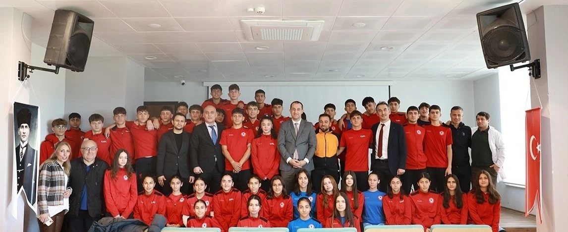 Ak&ccedil;aabat Belediye Başkanı Ekim, İbrahim Erdemoğlu Spor Lisesi &ouml;ğrencileriyle buluştu
