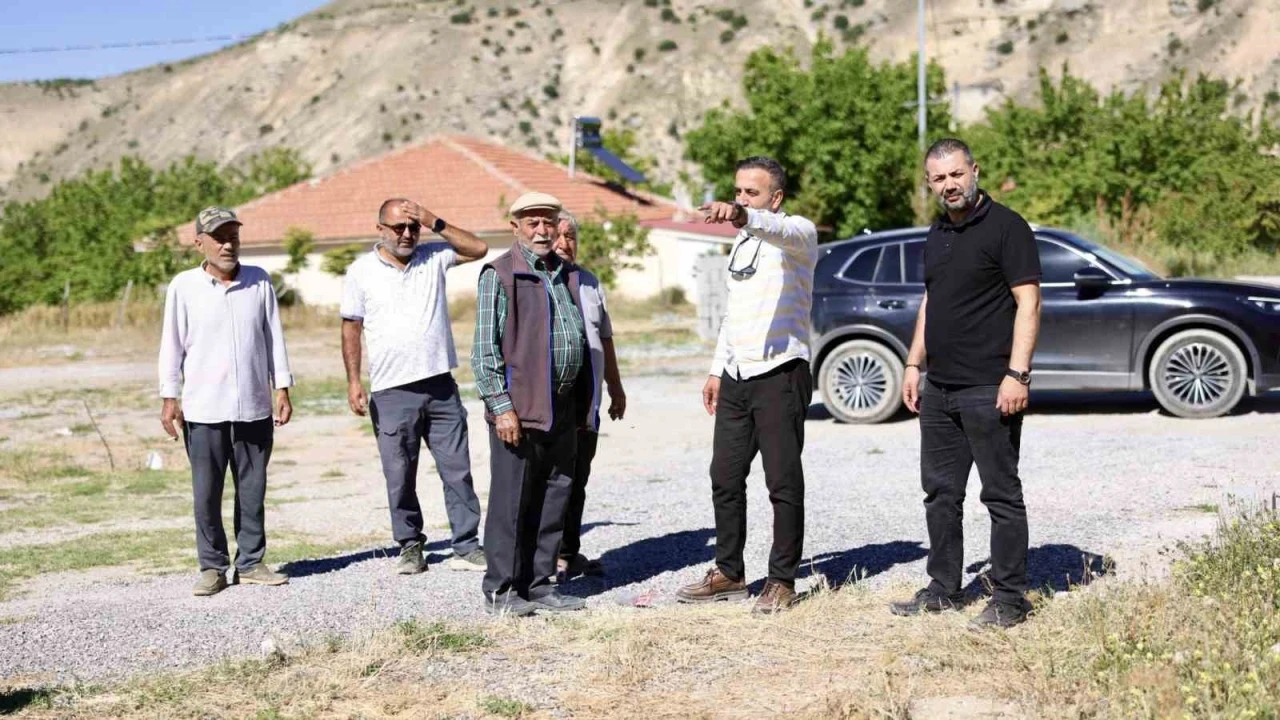 Ak&ccedil;adağ Belediye Başkanı Ulutaş mahallelerde &ccedil;alışmaları inceledi
