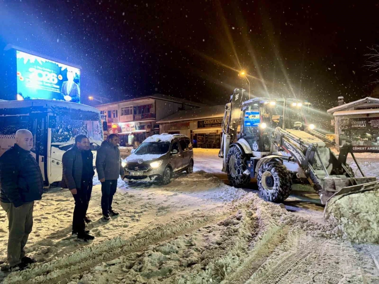Ak&ccedil;adağ Belediyesi&rsquo;nin kar mesaisi s&uuml;r&uuml;yor
