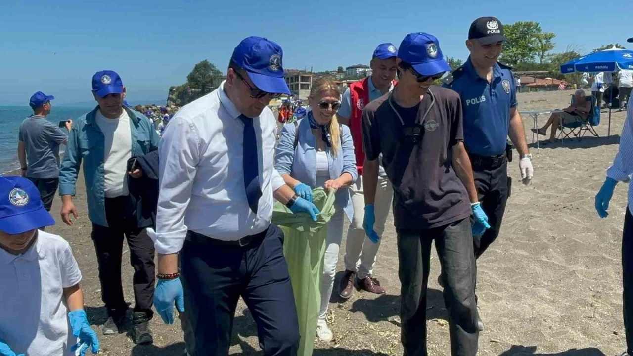 Ak&ccedil;akoca&rsquo;da sahiller i&ccedil;in el ele
