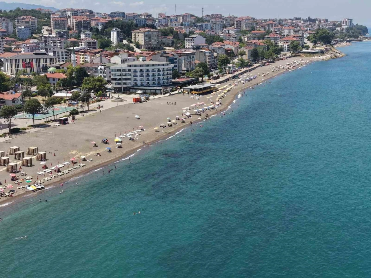 Ak&ccedil;akoca&rsquo;da termometreler 37 dereceyi g&ouml;sterdi, sahiller doldu taştı
