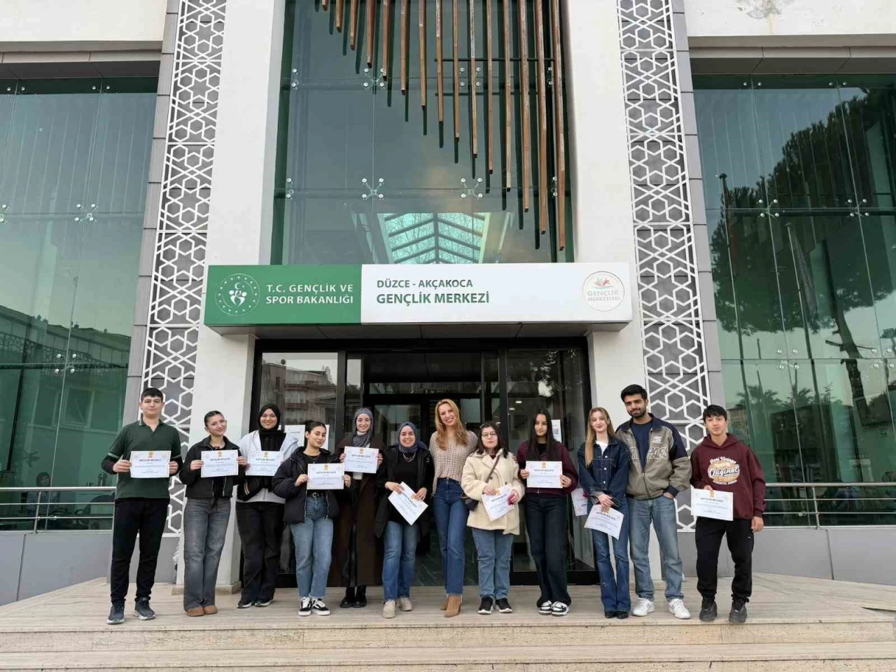 Ak&ccedil;akoca Gen&ccedil;lik Merkezi&rsquo;nde diksiyon at&ouml;lyesi tamamlandı
