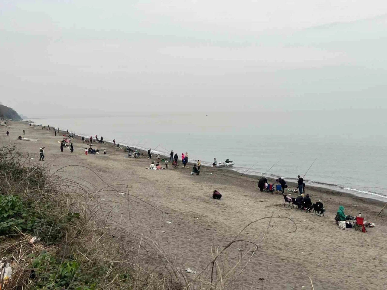 Akçakoca sahilleri olta avcılarıyla dolup taştı
