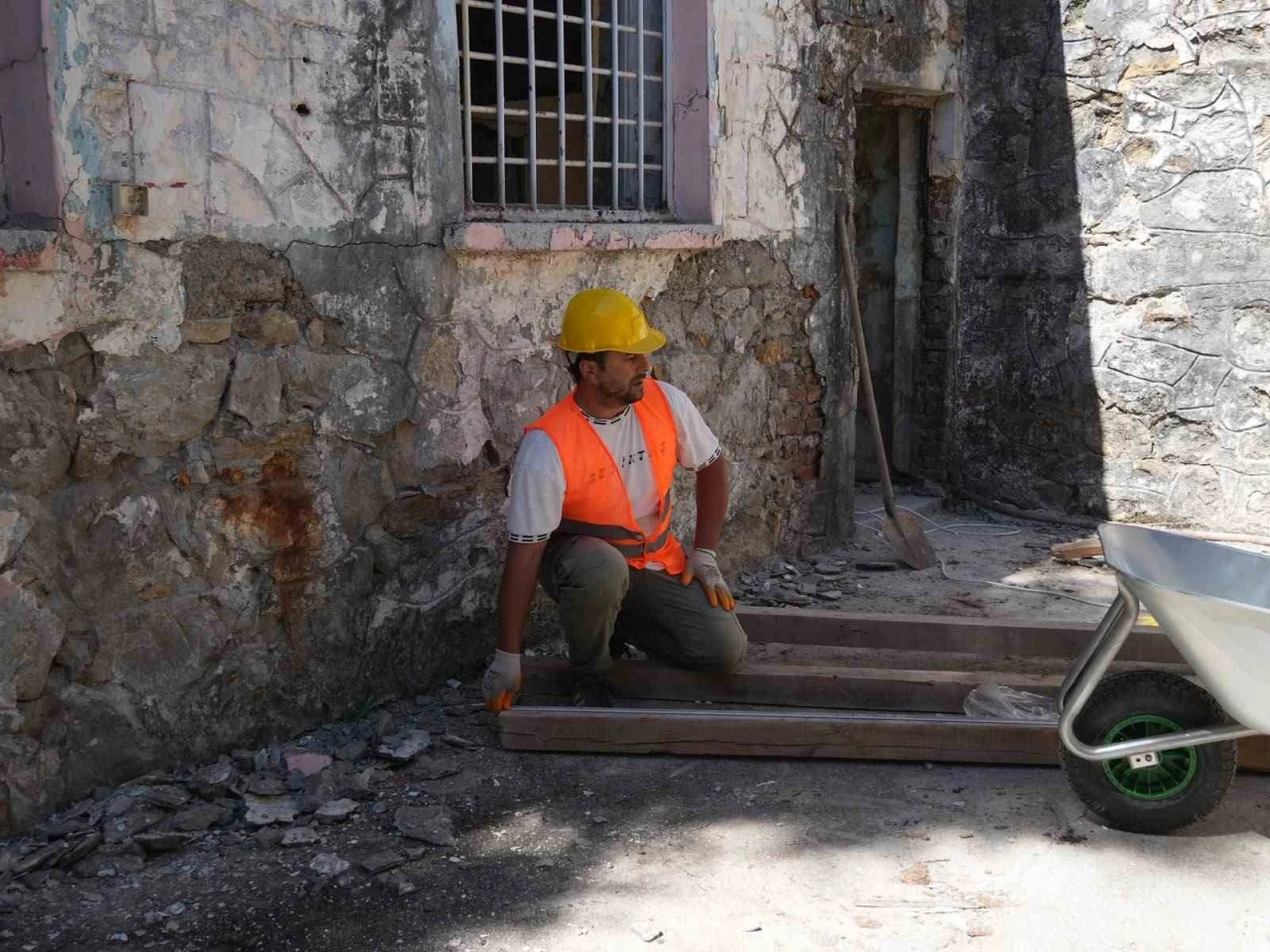 Ak&ccedil;akoca tarihi cezaevi k&uuml;t&uuml;phaneye d&ouml;n&uuml;ş&uuml;yor

