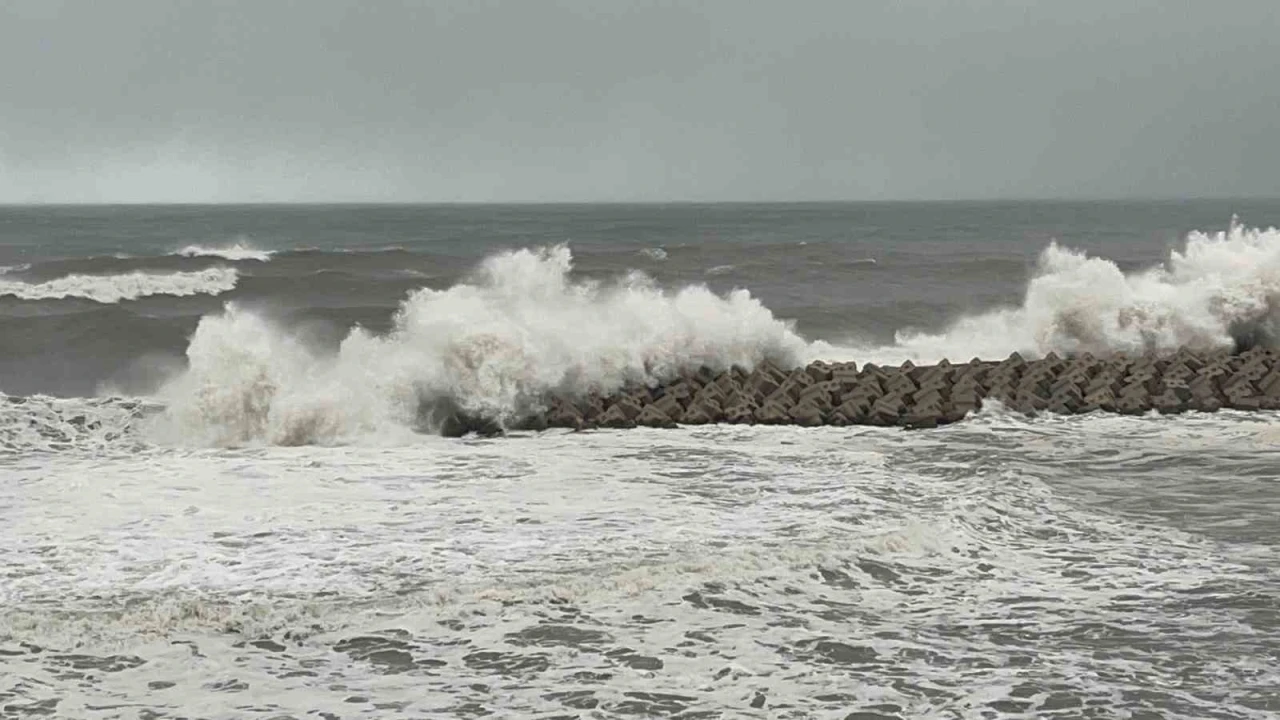 Ak&ccedil;akoca&rsquo;yı fırtına vurdu
