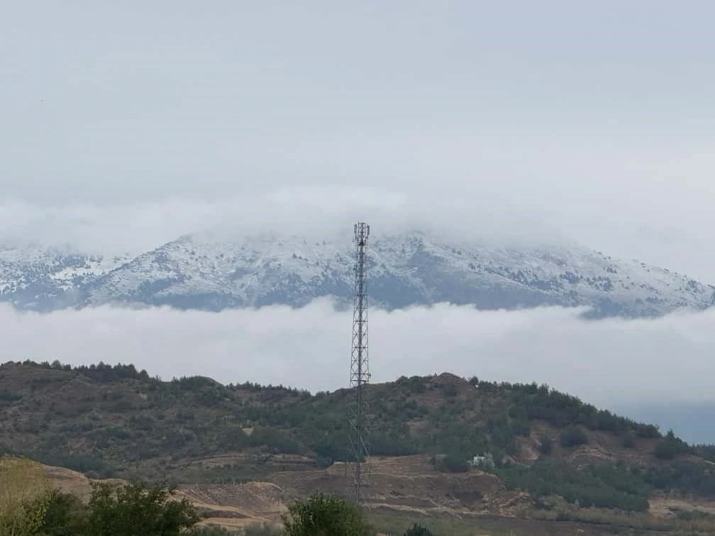 Akdağ’a mevsimin ilk karı düştü
