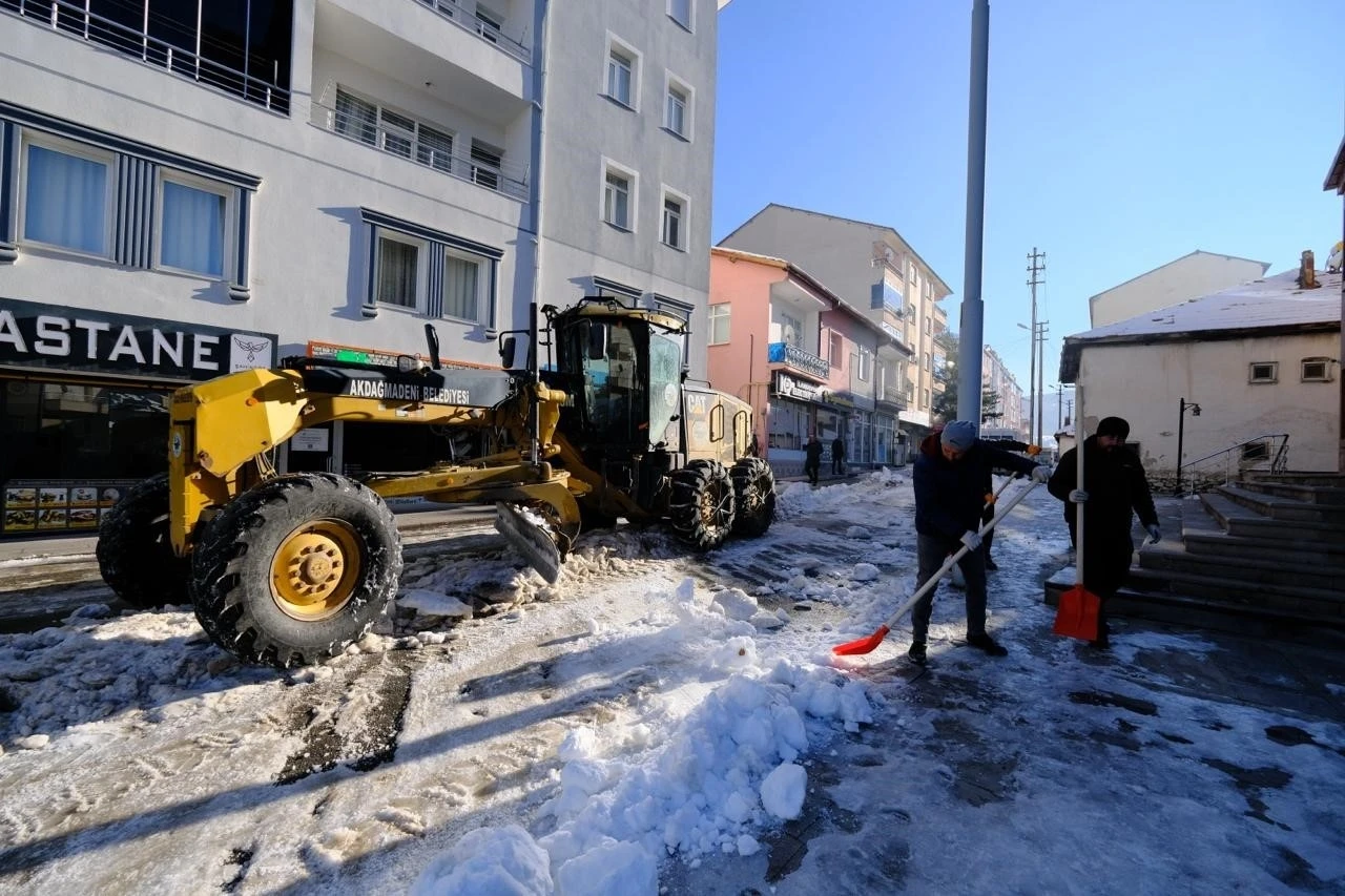 Akdağmadeni Belediyesi ekipleri yoğun kar mesaisinde
