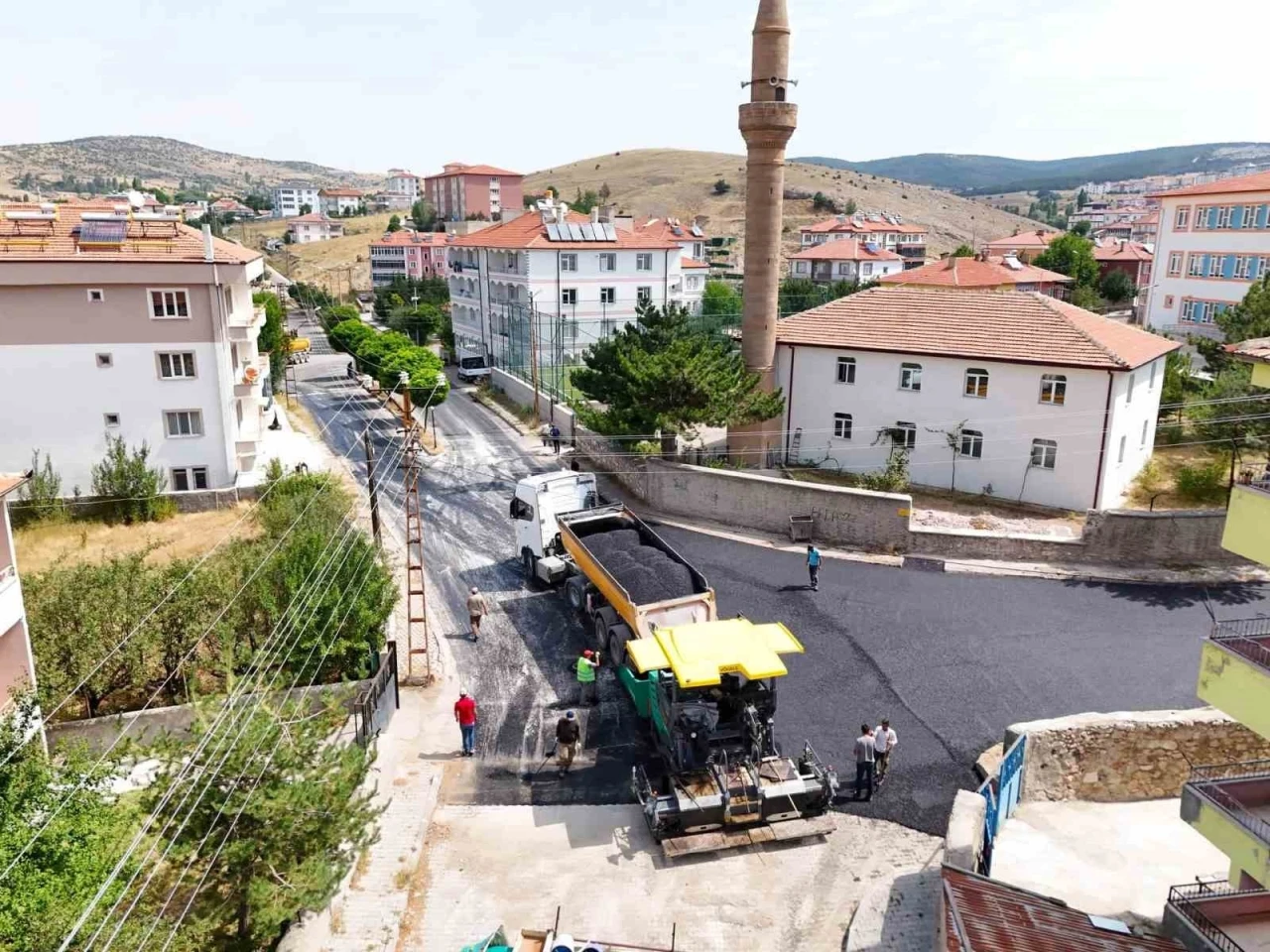 Akdağmadeni’nde cadde ve sokaklar sıcak asfalt ile yenileniyor

