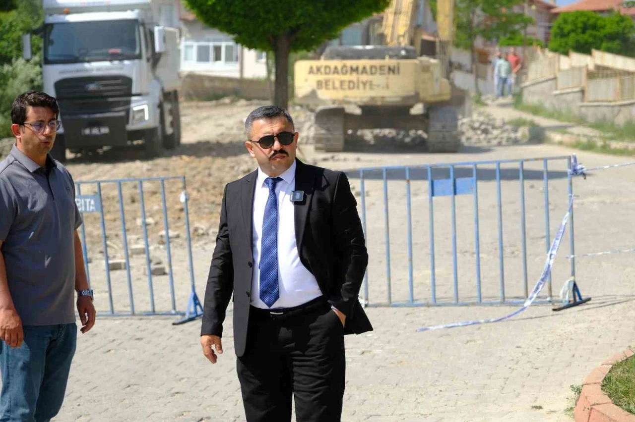 Akdağmadeni’nde sıcak asfalt çalışmaları başladı
