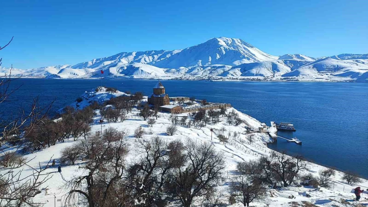 Akdamar Adası beyaz gelinliğini giydi: Doğaseverler adaya &ccedil;ıkarma yaptı
