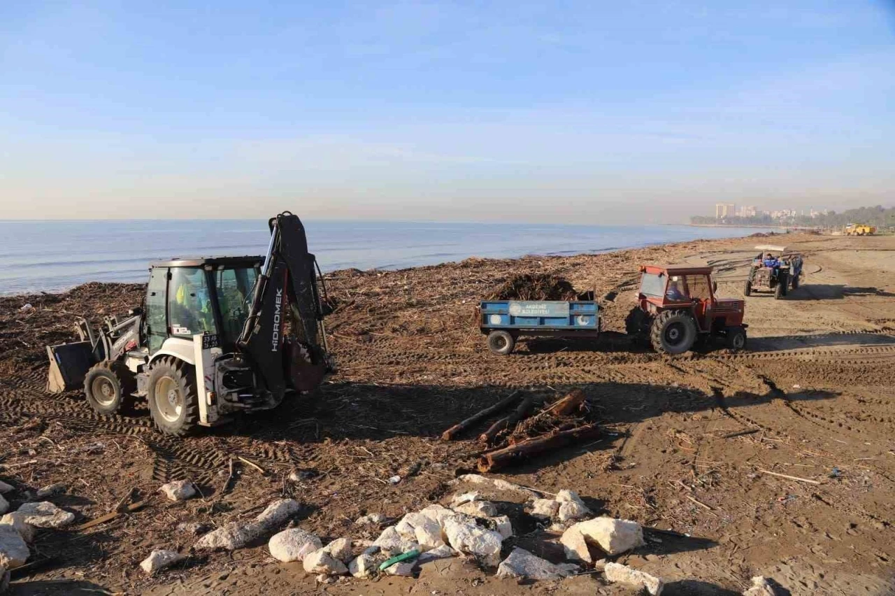 Akdeniz Belediyesinden sel sonrası yoğun &ccedil;alışma
