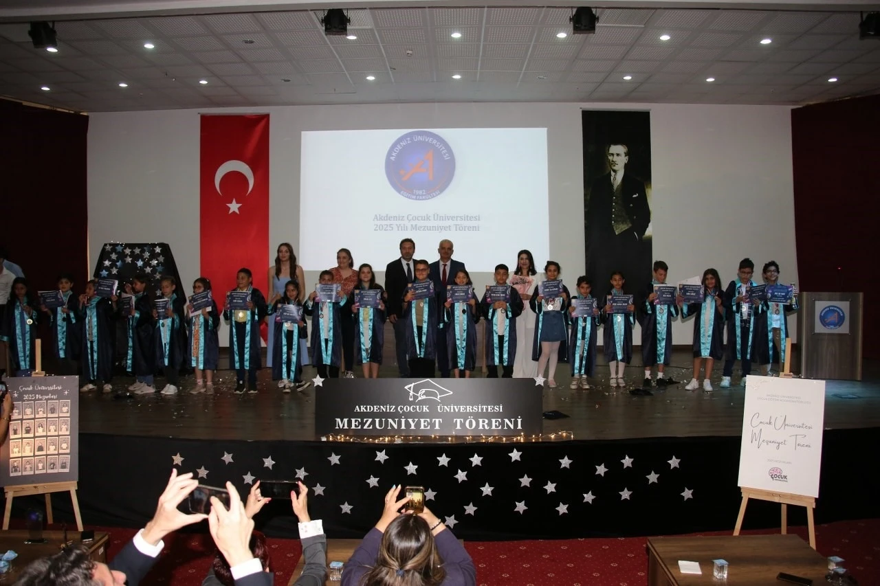 Akdeniz Çocuk Üniversitesi’nde mezuniyet coşkusu
