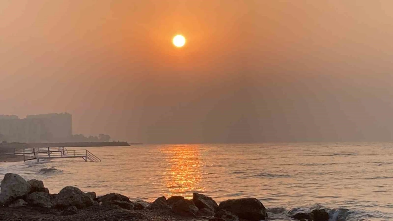 Akdeniz’de gün doğumuyla oluşan yakamoz mest etti
