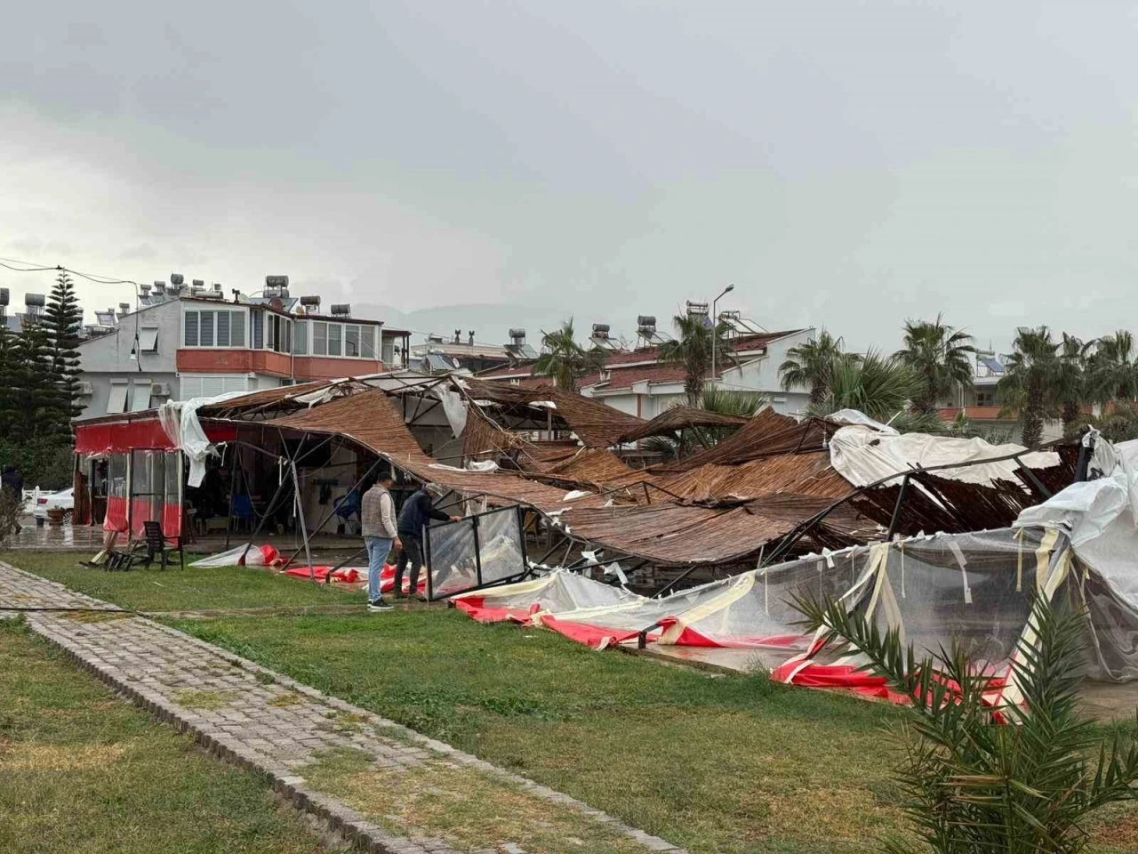 Akdeniz’de hortum kıyı şeridini vurdu: İş yerleri ve evler zarar gördü
