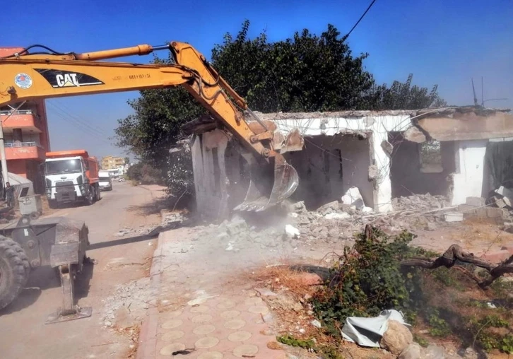 Akdeniz&rsquo;de metruk binaların yıkımı s&uuml;r&uuml;yor
