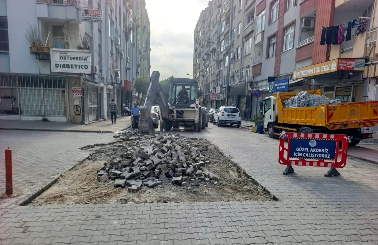 Akdeniz’de sokak yenileme çalışmaları sürüyor
