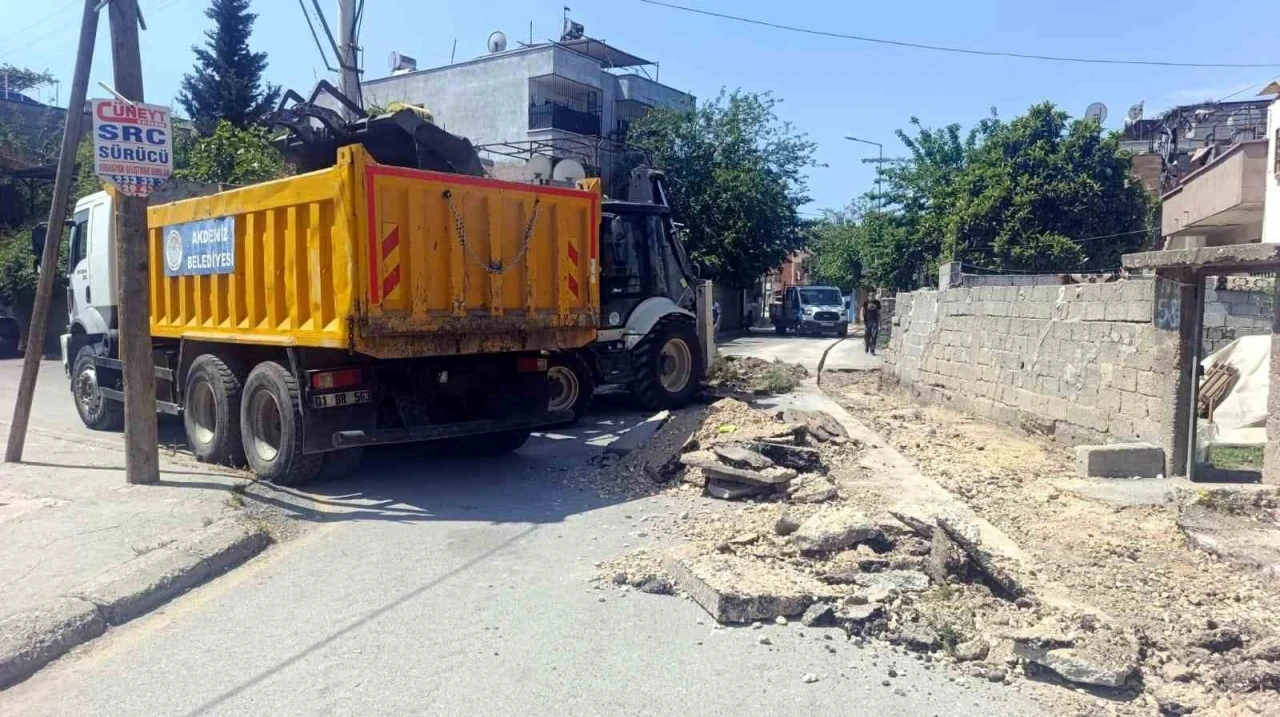 Akdeniz’de zarar gören sokaklar yenileniyor
