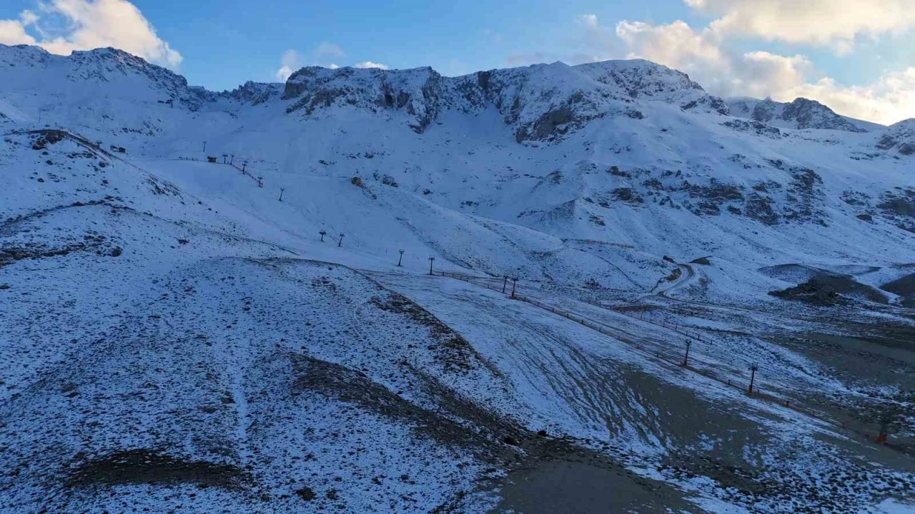 Akdeniz&rsquo;in incisi Davraz Kayak Merkezi kar hasretiyle sezona başladı

