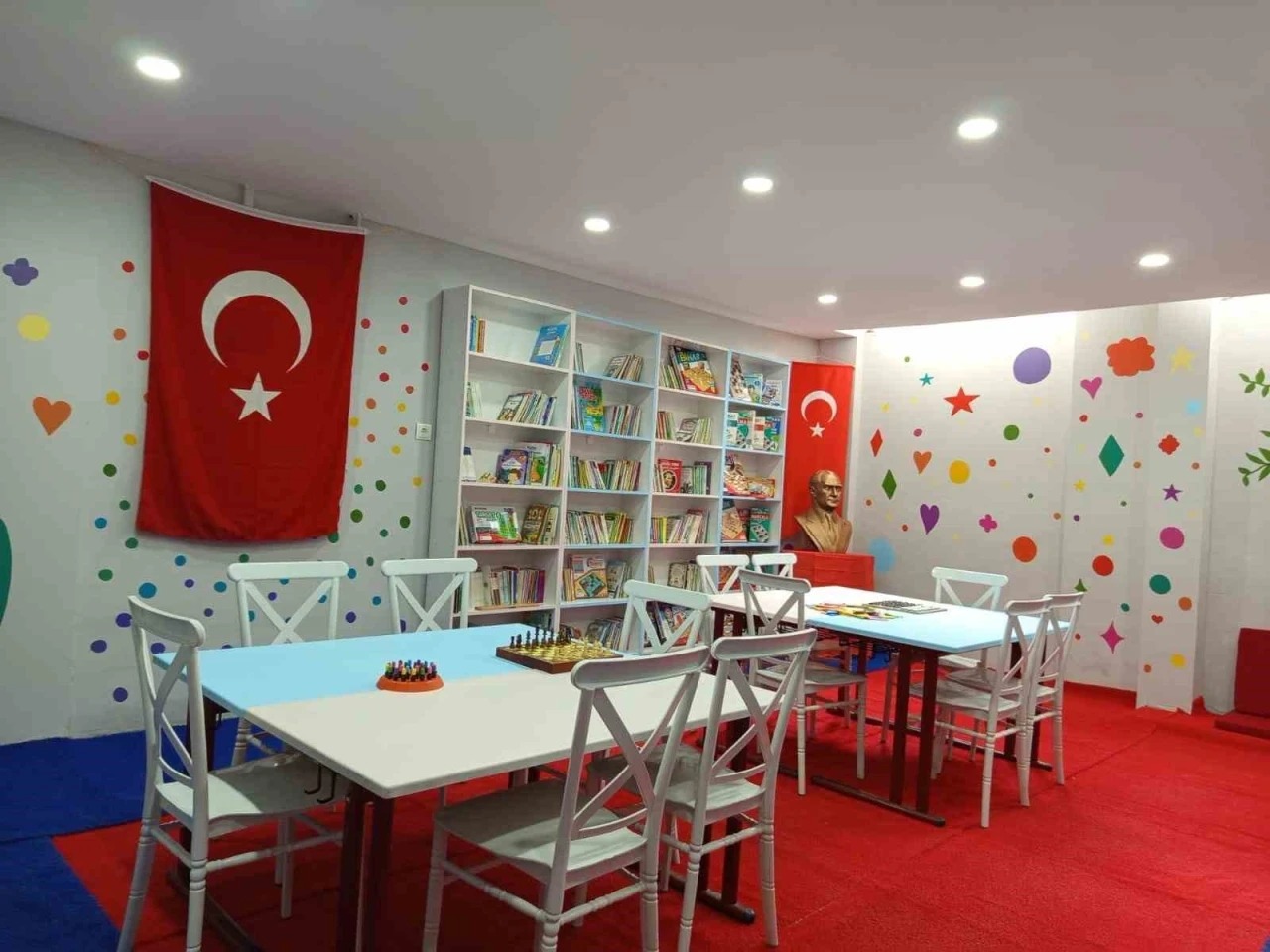 Akdenizli öğrenciler Hatay’da kütüphane kurdu

