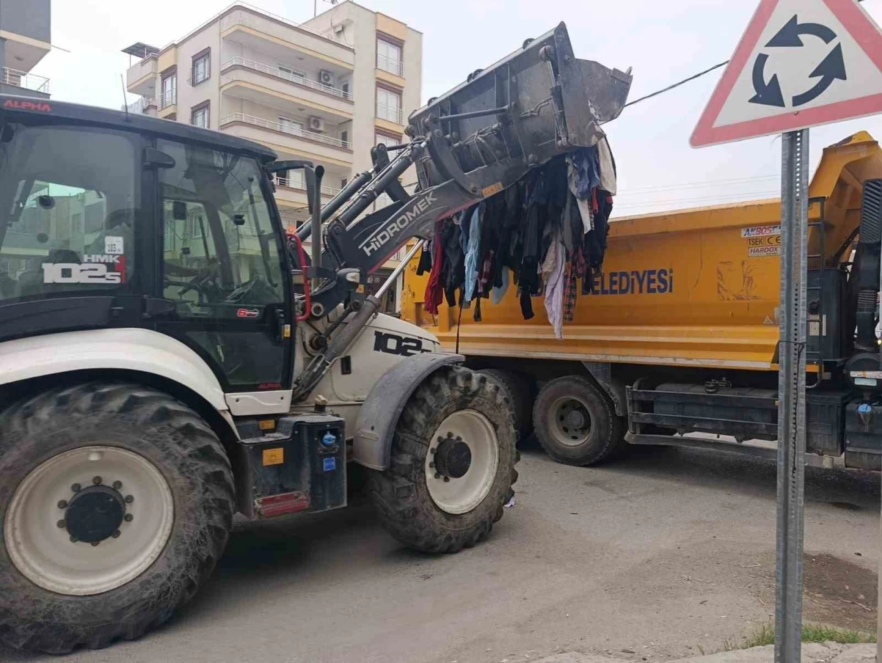 Akeniz’de caddeye dökülen tekstil atıkları kısa sürede temizlendi
