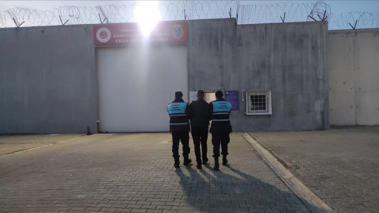 Akhisar’da 32 yıl hapis cezası bulunan firari yakalandı