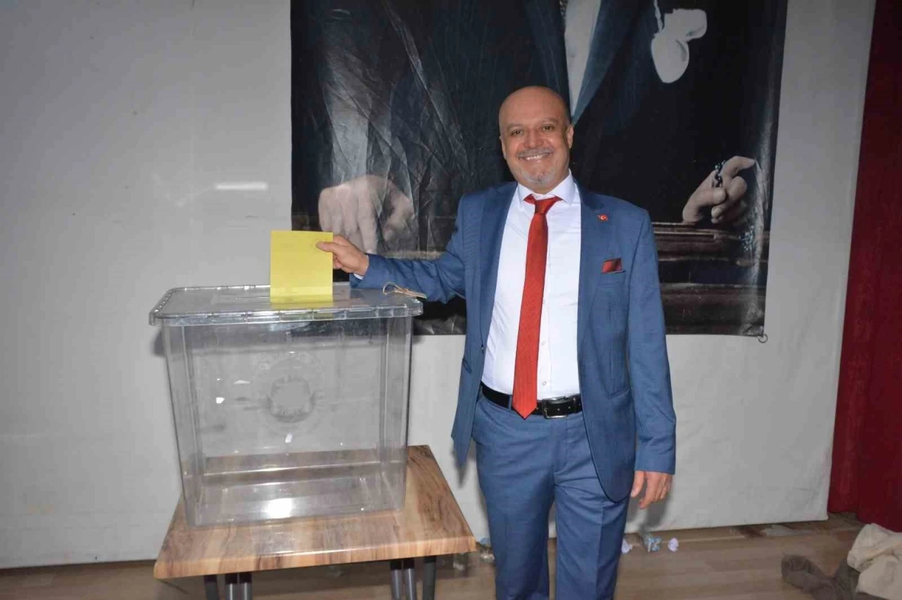 Akhisar&rsquo;da mevcut başkan 1 oy farkla kazandı
