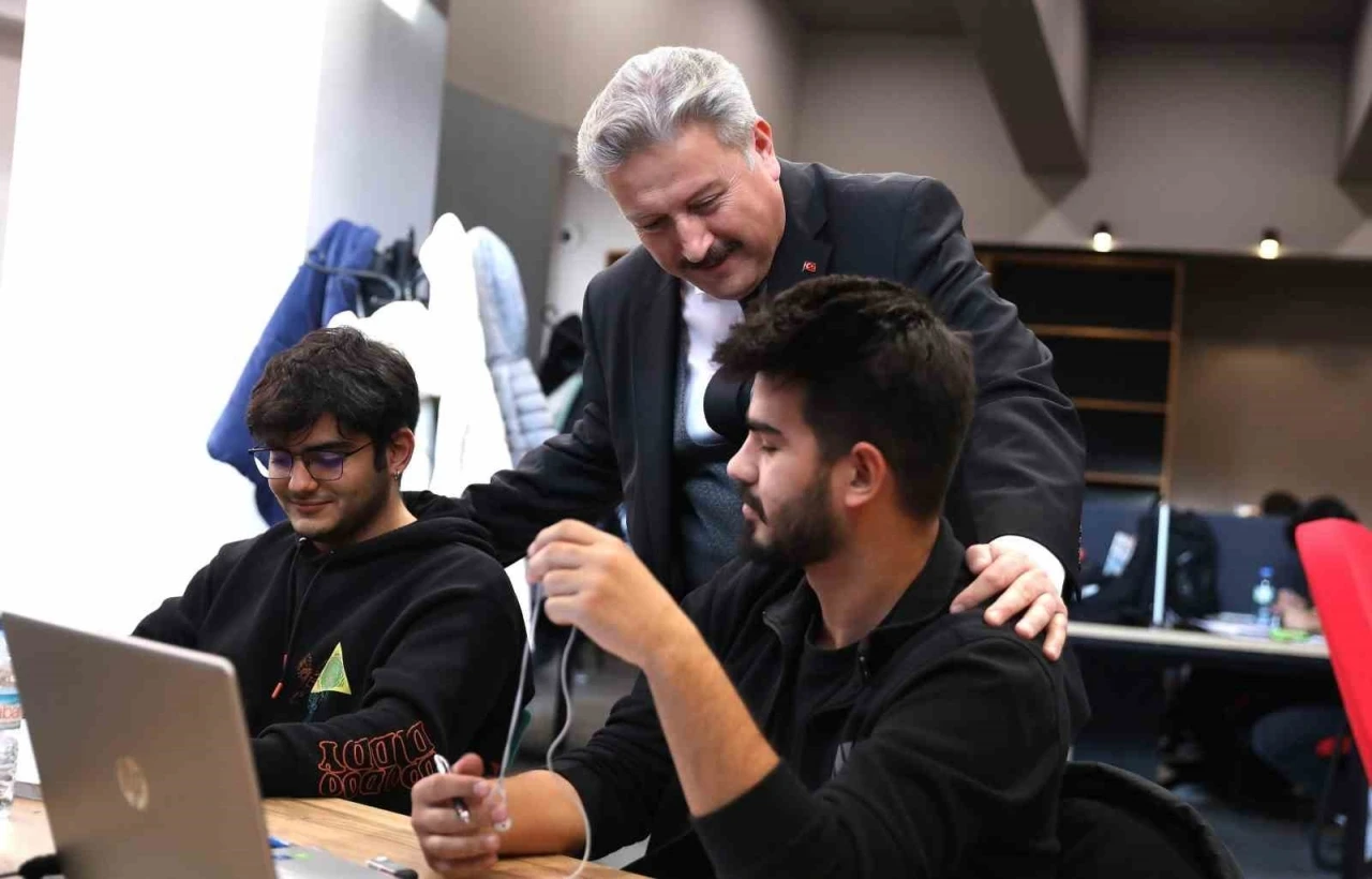 Akıl K&uuml;p&uuml; K&uuml;t&uuml;phaneleri dolup taşıyor
