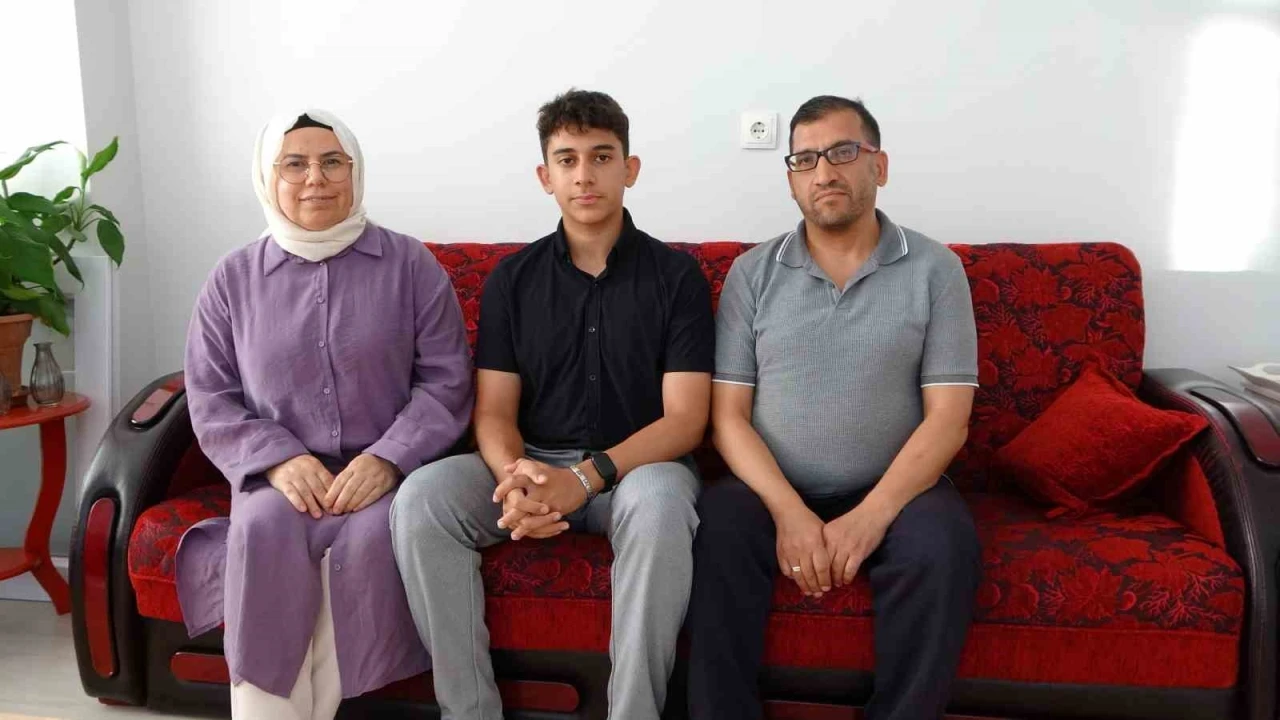Akıllı telefonu bıraktı, tuşlu telefonla T&uuml;rkiye birincisi oldu
