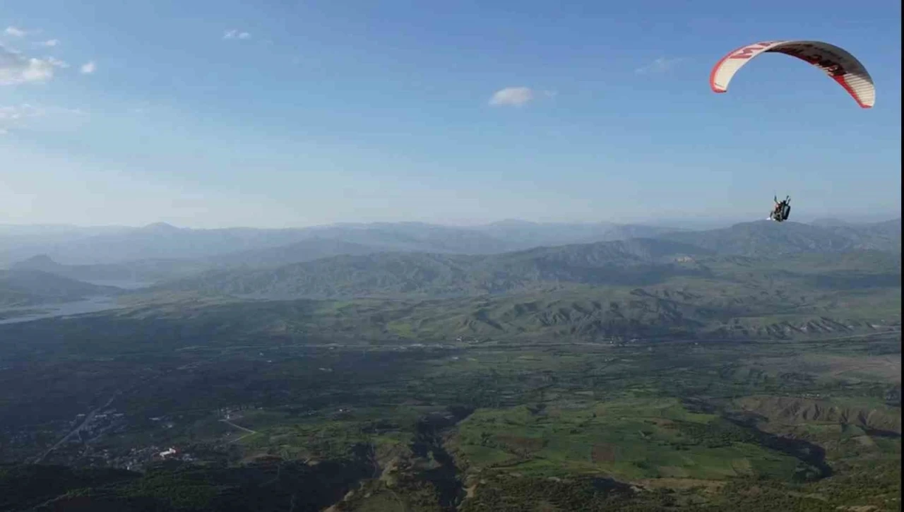 Akıncılar’da yamaç paraşütü uçuşları başladı