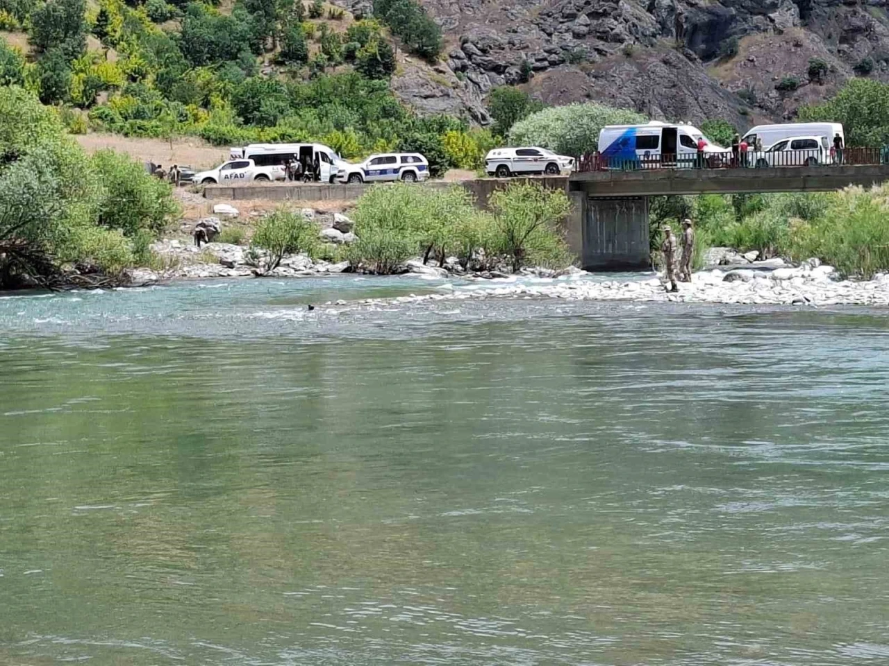 Akıntıya kapılan şahıs i&ccedil;in arama &ccedil;alışmaları s&uuml;r&uuml;yor

