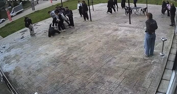Akran zorbalığı sokağa taştı: Esnaf genci darp edilmekten kurtardı
