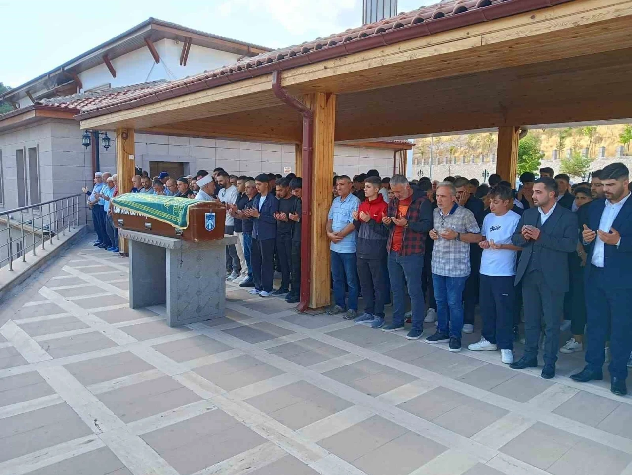 Akranı tarafından bıçakla öldürülen çocuk son yolcuğuna uğurlandı
