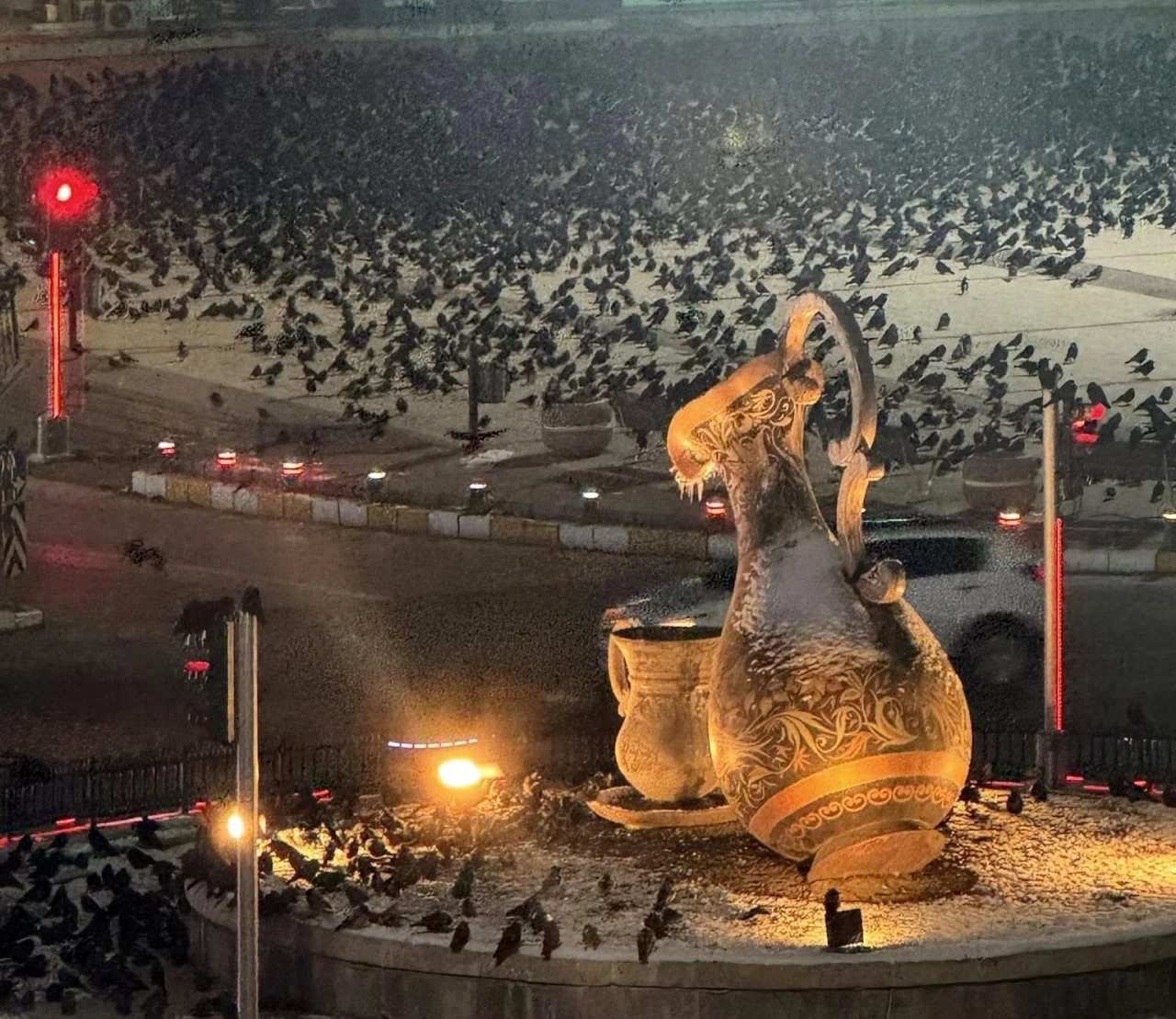 Akşam saatlerinde dikkat! Erzincan&rsquo;da kargalar sokakları sardı
