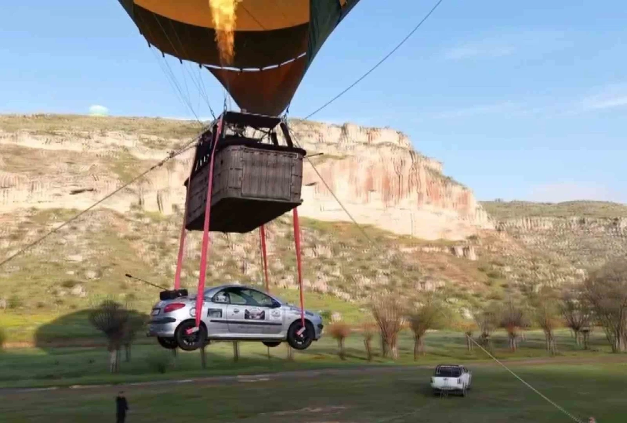 Aksaray’da balonla otomobil uçurdular
