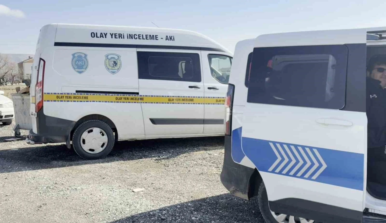 Aksaray&rsquo;da &ccedil;atıdan d&uuml;şen iş&ccedil;i ağır yaralandı
