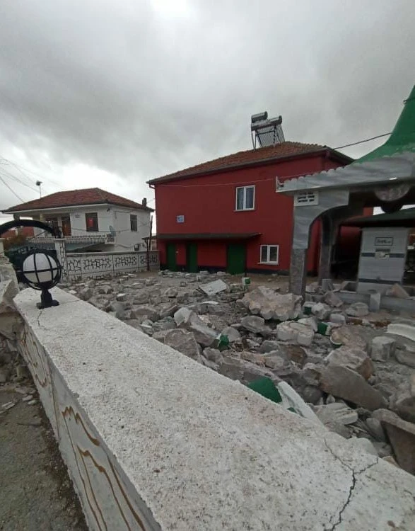 Aksaray’da fırtına cami minaresini yıktı
