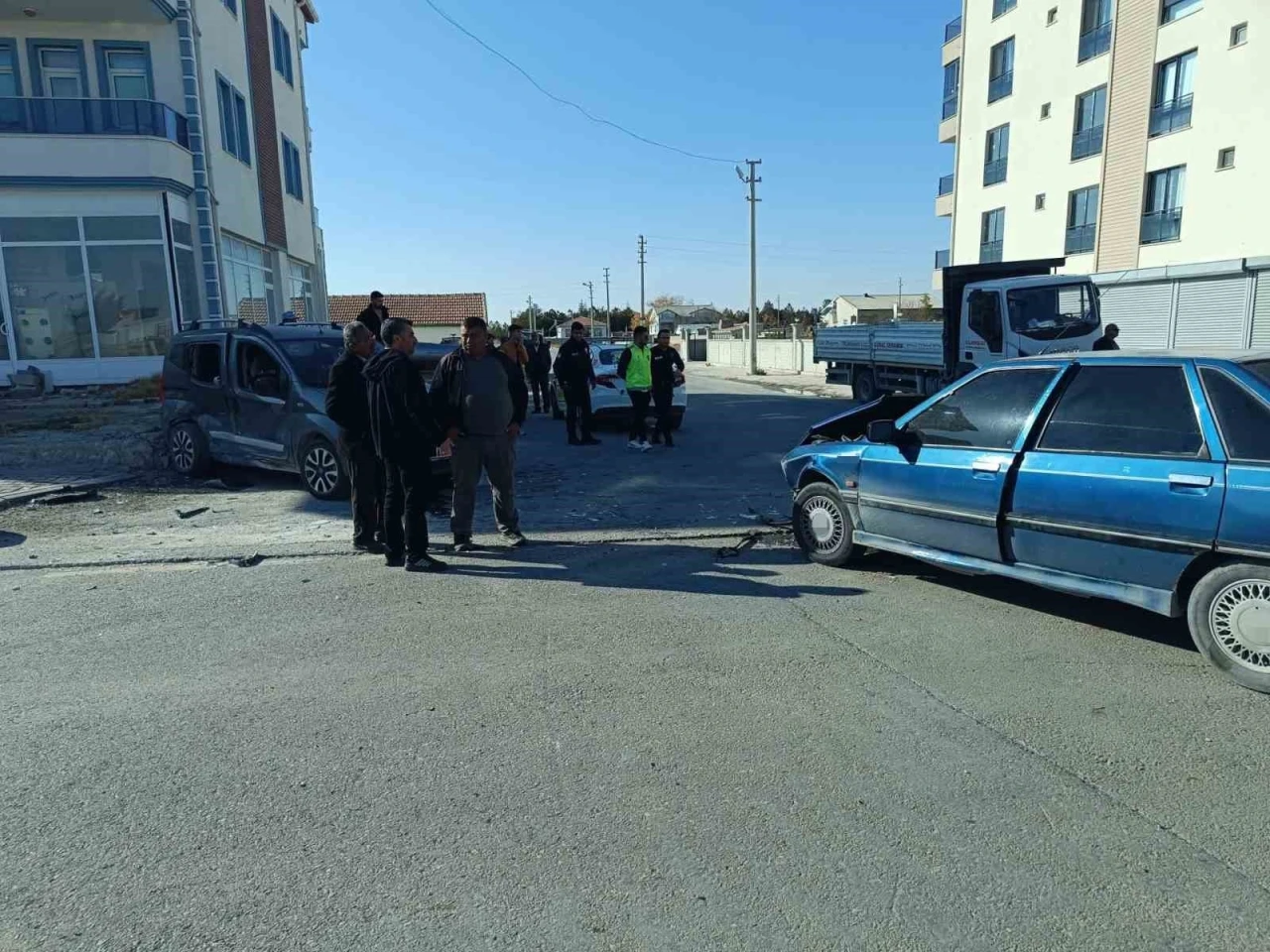 Aksaray’da hafif ticari araç ile otomobil çarpıştı: 7 yaralı
