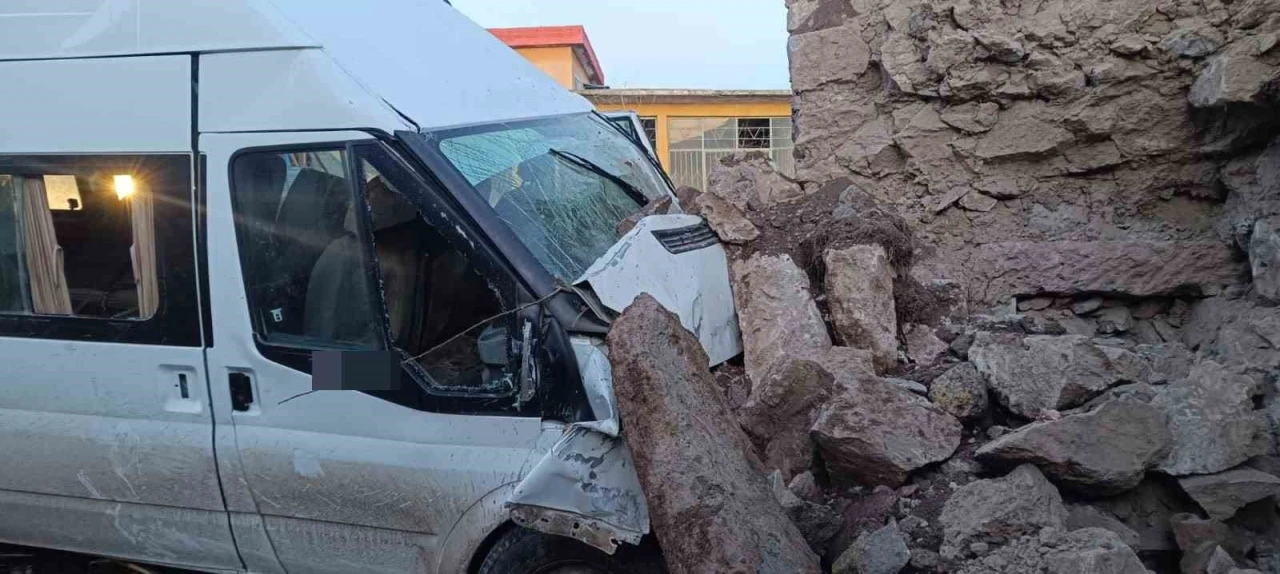 Aksaray&rsquo;da iş&ccedil;i servisi bah&ccedil;e duvarına &ccedil;arptı: 2&rsquo;si ağır 14 yaralı
