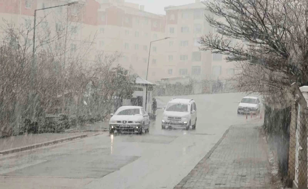 Aksaray&rsquo;da kar yağışı etkili oluyor
