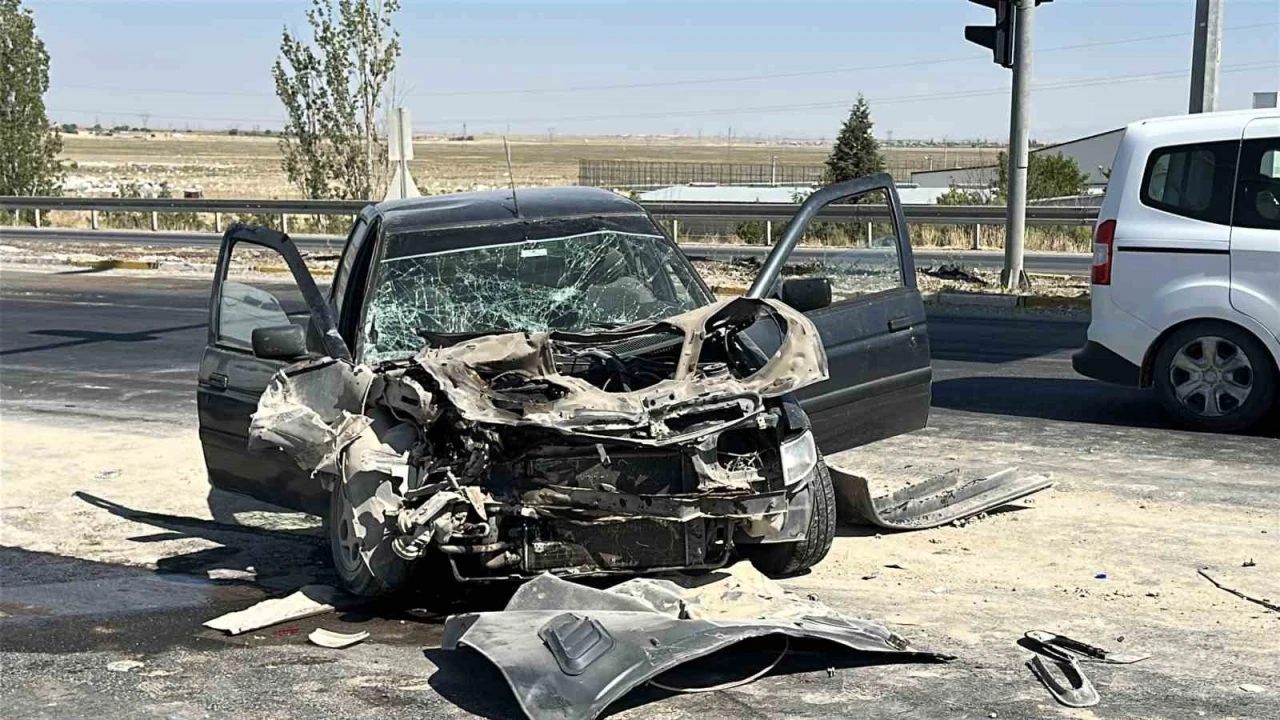 Aksaray&rsquo;da otomobil vince arkadan &ccedil;arptı: 3 yaralı
