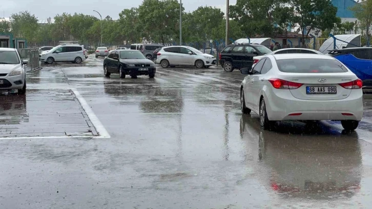 Aksaray’da sağanak yağış yeniden başladı
