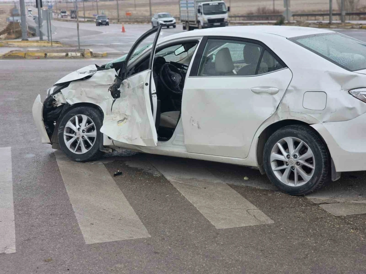 Aksaray&rsquo;da tır ile otomobil &ccedil;arpıştı: 4&rsquo;&uuml; hakem 5 yaralı
