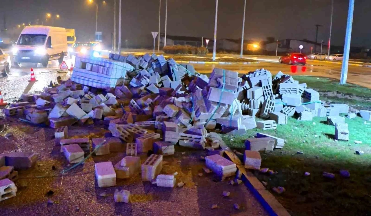 Aksaray&rsquo;da tır ile servis aracı &ccedil;arpıştı: 2 yaralı
