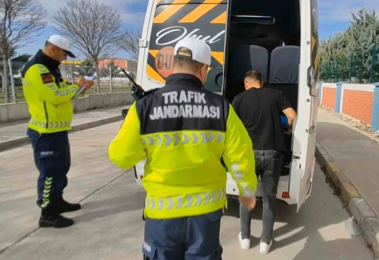 Aksaray&rsquo;da trafik jandarması okul servislerini aralıksız denetliyor
