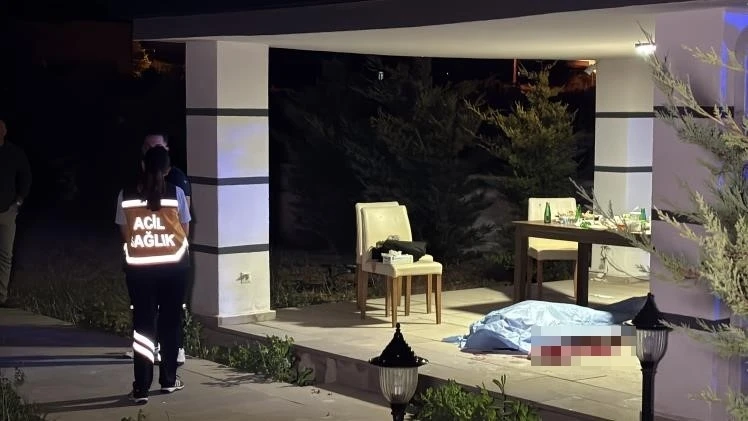 Aksaray&rsquo;da villa bah&ccedil;esindeki i&ccedil;ki masasında cinayet: 1 &ouml;l&uuml;
