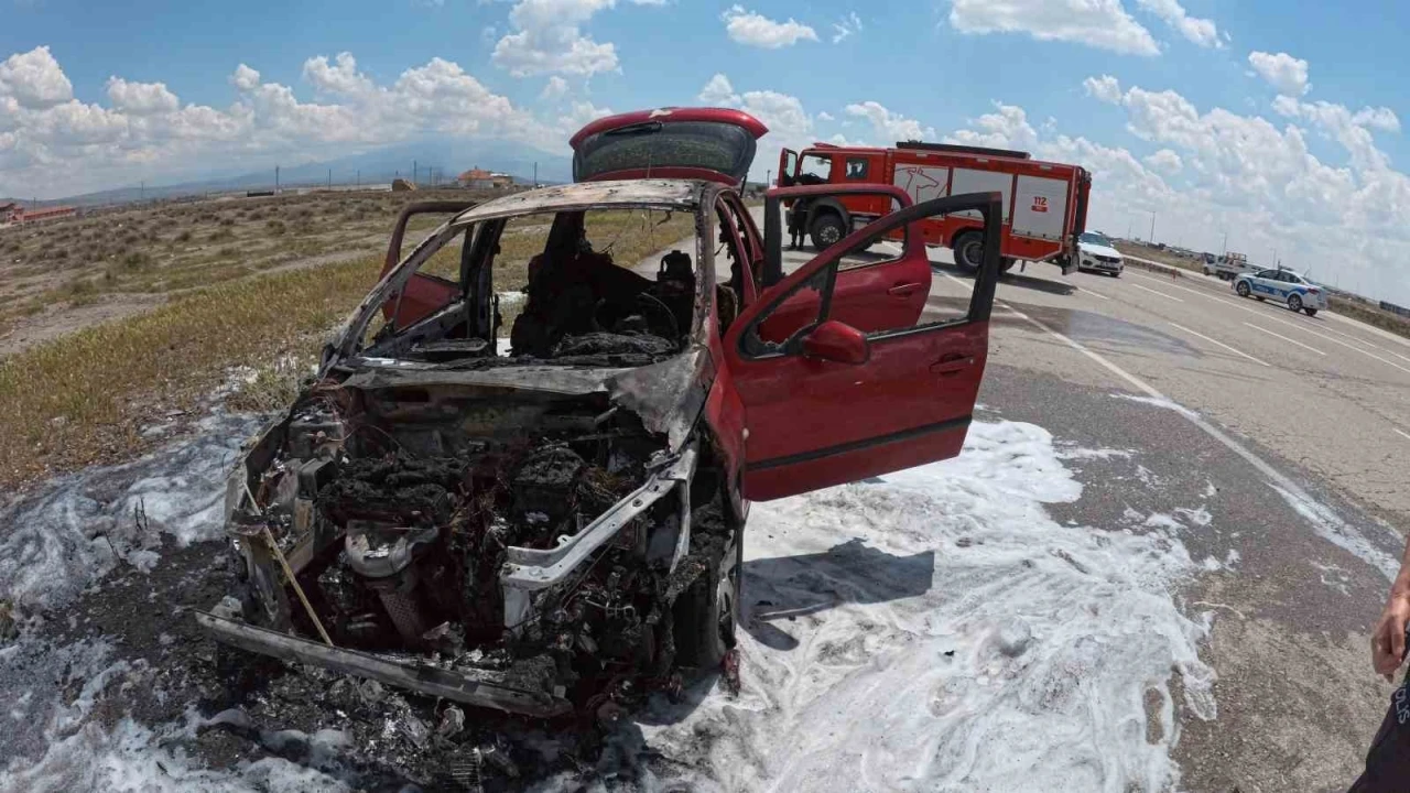 Aksaray’da yanan otomobil hurdaya döndü

