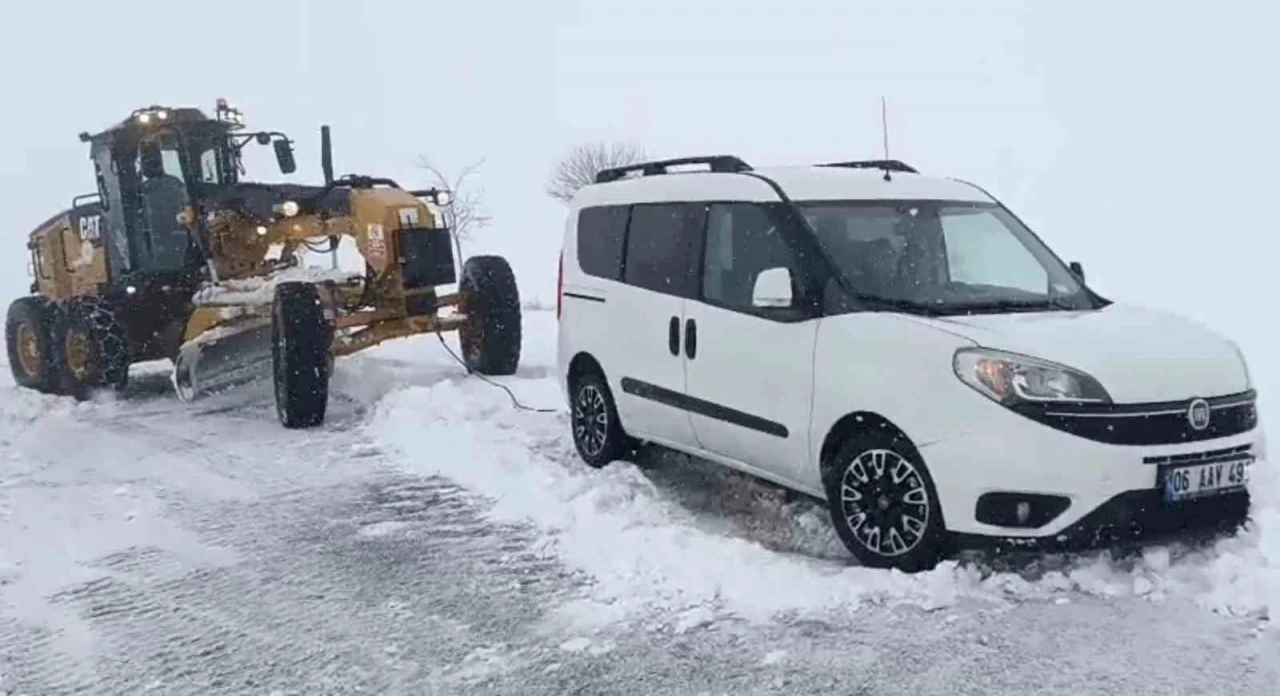 Aksaray&rsquo;da yoğun kar yağışı nedeniyle yolda mahsur kalan ara&ccedil;lar kurtarılıyor
